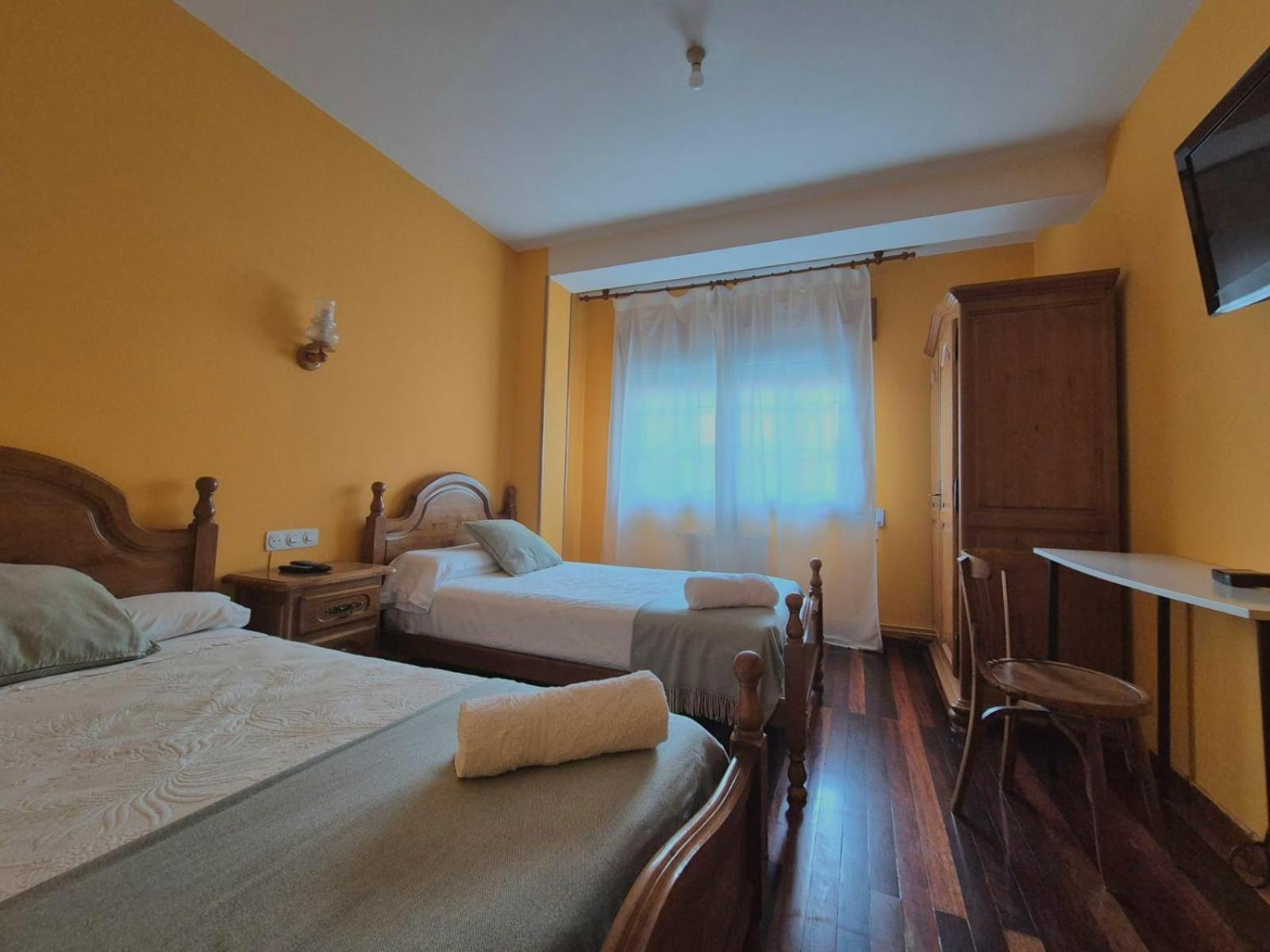 מונפורט דה למוס Hostal Galicia מראה חיצוני תמונה